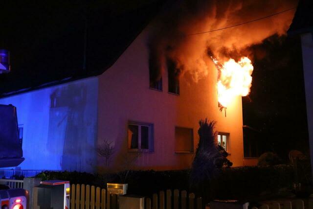 Rettung in letzter Sekunde: Kurz nachdem Polizisten die Geschwister gerettet haben, brannte das Gebäude lichterloh. | Foto: Berufsfeuerwehr Linz