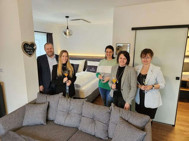 Bürgermeisterin Brigitte Ribisch, Vizebürgermeister Georg Eigner und Tourismusobfrau Cornelia Kallaus freuen sich mit Familie Oberrenzer über den Start der neuen Chalets in Laa. | Foto: Rudi Bunzl