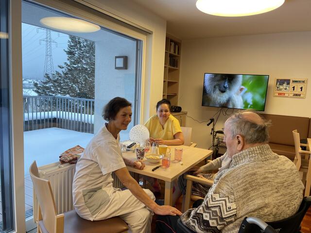 Pflegepersonal mit Bewohnern.  | Foto: Rosa Besler