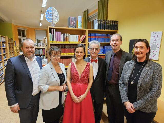 Dirigent Alfred Eschwé und Sopran Claudia Goebl mit Bürgermeisterin Brigitte Ribisch, Vizebürgermeister Georg Eigner, Stadtrat Christian Nikodym und Gemeinderätin Heidi Schwungfeld-Fass | Foto: Bunzl