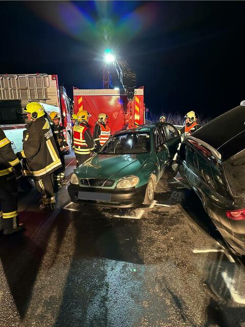 Nachdem das erste Auto geborgen wurde, konnte die zweite Lenkerin aus dem Auto befreit werden. | Foto: Feuerwehr Neudörfl