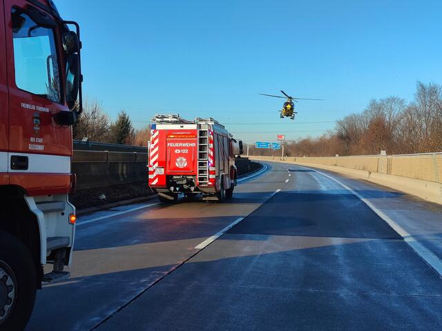 Der Rettungshubschrauber landete auf der Autobahn und brachte die lebensgefährlich Verletzte nach Graz. | Foto: FF Gleisdorf
