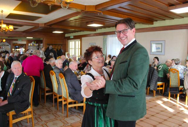 Ortsgruppen-Obfrau Anna Leitl und Bürgermeister Anton Edler beim Eröffnungstanz.  | Foto: Karl Lenz 