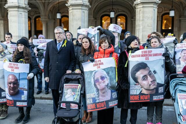 Rund 150 Menschen, darunter auch der israelische Botschafter David Roet, hielten am Sonntag eine Mahnwache vor der Wiener Oper für die israelischen Geiseln ab. | Foto: René Brunhölzl/RMW