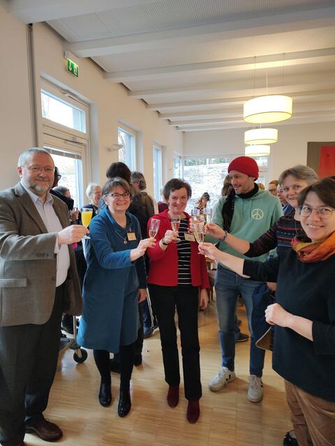 Anstoßen auf das Jubiläum, v.l.: Direktor Friedrich Prassl (Direktor Kardinal König Haus), Karin Weiler (Caritas Socialis), Monika Aschauer, Klaus Schwertner (Caritasdirektor der Erzdiözese Wien), Gitti Ronniger, Maria Pöplitsch. | Foto: Kardinal König Haus
