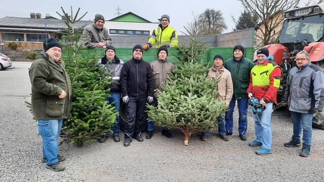 Bauernbund-Obmann, Geschäftsführender Gemeinderat Franz Lechner, Franz Huber, Josef
Diesmayr, Wirtschaftsbund-Obmann Philipp Neumann, Franz Stelzhammer, Vizebürgermeister
VP-Gemeindepartei-Obmann Reinhard Rausch, Josef Berger, Manfred Pasteiner, Johannes
Weiländer und Karl Bäuchler sammelten die alten Christbäume in der Gemeinde St. Margarethen
ein und führten sie einer fachgerechten Entsorgung zu. | Foto: ZVG ÖVP St. Margarethen, Reinhard Rausch