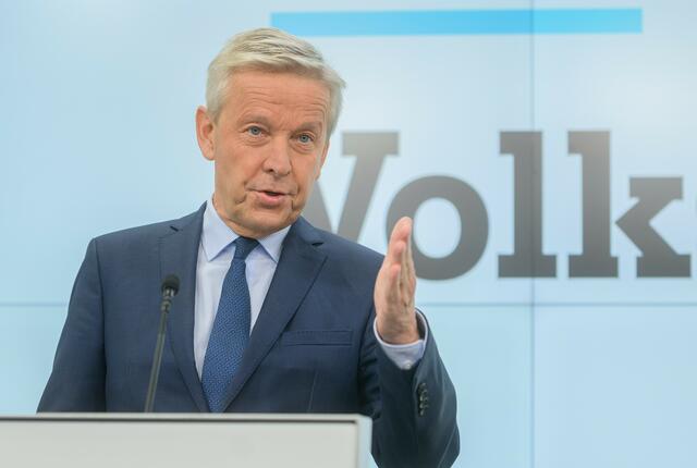 Nachdem die ÖVP am Montag bekannt gegeben hat, dass Reinhold Lopatka für die Volkspartei als Spitzenkandidat bei der anstehenden EU-Wahl ins Rennen gehen wird, sprach der bisherige außenpolitische Sprecher der Türkisen am Dienstag über die Kernthemen seiner Kampagne. Lopatka sparte dabei nicht mit Lob für die Europäische Union, äußerte sich aber auch zu deren Defiziten.  | Foto:  Martin Juen / SEPA.Media / picturedesk.com