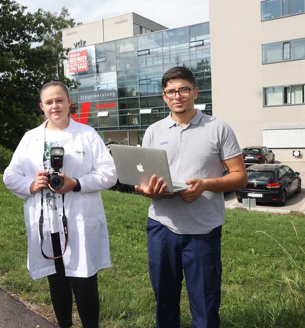 Die Lehrlinge Lena Gebetsroither (l.) und Yazan Alsabagh (r.) unterstützten die Redaktion der BezirksRundSchau Vöcklabruck 2023.  | Foto: Helmut Klein