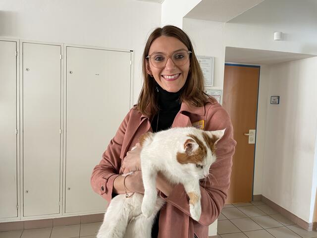 Konstanze Hilzensauer und Hauskater "Maxi" | Foto: Rosa Besler