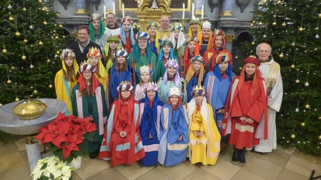 35 Mädchen und Buben zogen als Königinnen und Könige verkleidet in der Pfarre Güssing von Tür zu Tür gezogen. John Deutsch, Verantwortlicher für die Dreikönigsaktion und die Franziskanerpatres, dankten den Sternsingern. | Foto: Pfarre Güssing