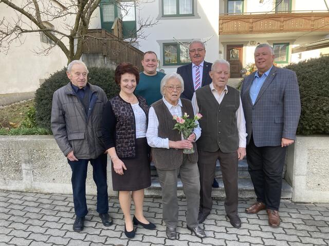 Am Bild von links: Altpfarrer Hermann Zainzinger, Bgm. Ludmilla Etzenberger, Kpm. Dominik Völker, Martha Pulker, Rudolf Simlinger (NÖ Senioren), Anton Rumpelmayer, Vbgm. Jochen Pulker | Foto: Stadtgemeinde Gföhl