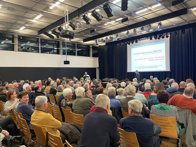 Volles Haus im Schloss Wildon bei der Informationsveranstaltung für die Bevölkerung zum geplanten zweigleisigen Bahnausbau. | Foto: RMA
