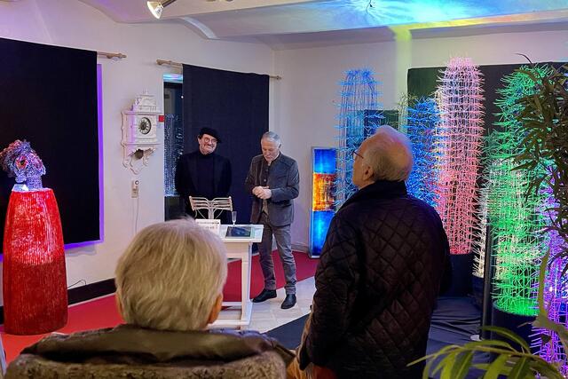 Hausherr Richard Armstark (rechts) begrüßte Künstler Christoph Luckeneder und die Gäste zur ersten Vernissage im neuen Light Art Studio im Burggraben in Schärding.  | Foto: Richard Högl