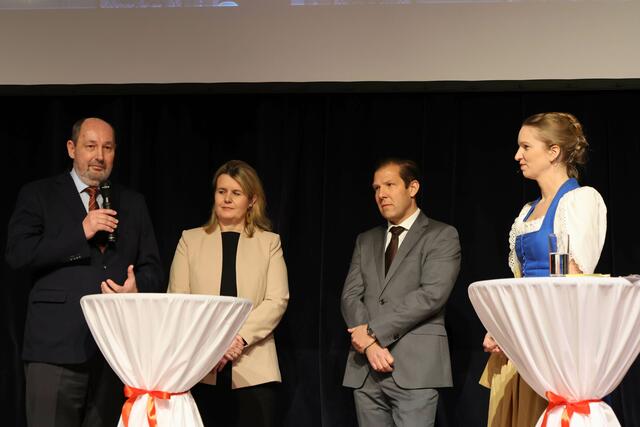 Stadtamtsdirektor Michael Duscher, Personalamtsleiterin Irene Kern, Baudirektor Peter Neubauer und Verena Pöschl. Die Führungsspitze der Verwaltung blickte auf die über ein Jahrzehnt andauernde Zusammenarbeit mit Bürgermeister Schmuckenschlager zurück. | Foto: Stadtgemeinde Klosterneuburg