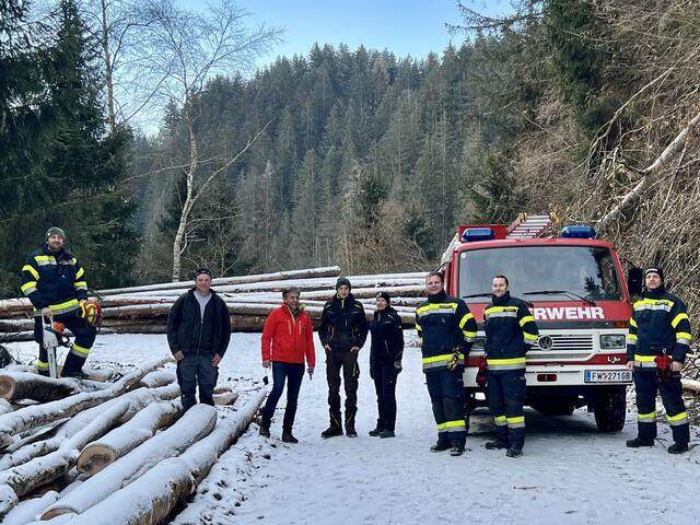 Am Foto zu sehen: Christian Ebenschweiger, Andreas Leitgab, Bürgermeister Werner Schwab, Florian und Nicole Leitgab, Roman Lassacher, HBI Ferdinand Moser und Walter Steiner. | Foto: Natalie Prüggler/ KLAR Ennstal