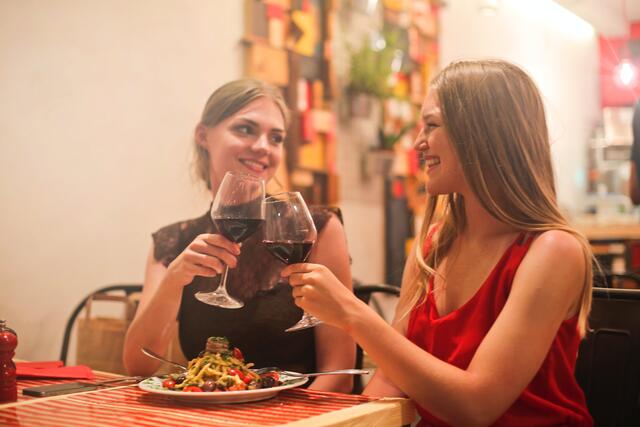 Um Schmankerl aus aller Welt zu kosten, müssen die Simmeringerinnen und Simmeringer ihren Heimatort nicht verlassen. Die Restaurants im Bezirk bieten eine breite Auswahl. (Symboldbild) | Foto: Andrea Piacquadio/pexels
