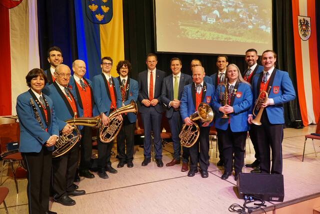 Bürgermeister a.D. Stefan Schmuckenschlager und Bürgermeister Christoph Kaufmann mit der Stadtkapelle – Kapellmeister Luca Pelanda (3.v.l.) und Obfrau Susanne Urteil (l.). | Foto: Stadtgemeinde Klosterneuburg