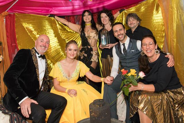 TSC-Obmann Johann Wassner, Tanzpartnerin Corinna Kamper, Bauchtänzerin Tamara Amara, Elke Schaschl, Dancing-Star Danilo Campisi, Martin Gspandl und Konny Wassner erlebten eine berauschende Ballnacht in Ferlach. | Foto: Dieter Arbeiter