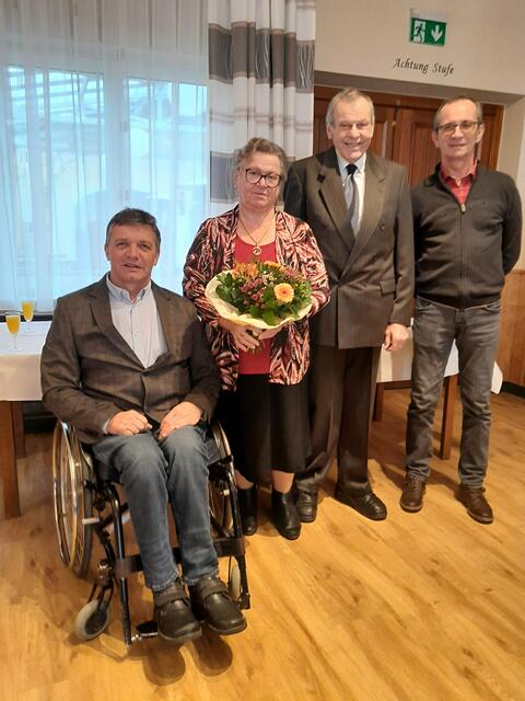 Ortsvorsteher Johann Uhl, Jubilarin Rosalia Stohl, Jubiliar Johann Stohl und Ortsbauernrat Obmann Manfred Krickl. | Foto: Gemeinde Gaubitsch