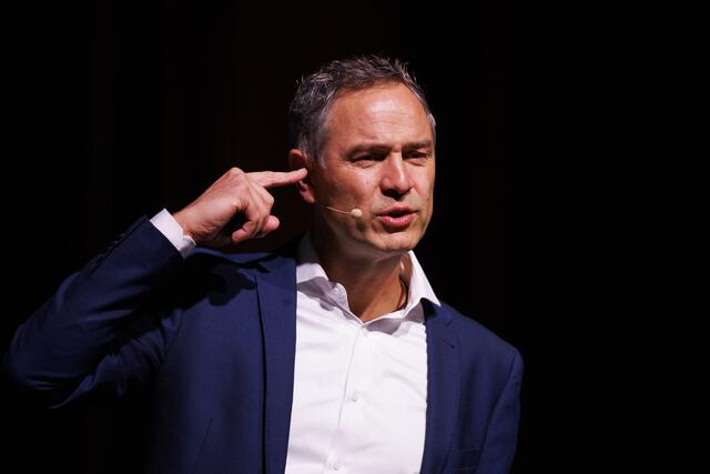 Der umstrittene Schweizer Historiker und Autor Daniele Ganser tritt Ende des Monats in Graz, Salzburg und Gmünd auf.  | Foto:  Panama Pictures / Action Press / picturedesk.com