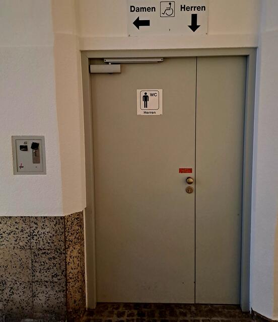 Was schon längere Zeit im Raum stand, ist nun Realität: Das öffentliche WC beim Durchgang des Ischler Rathauses wird gebührenpflichtig. | Foto: Stadtgemeinde Bad Ischl
