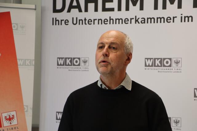 Hermann Eigentler hebt hervor, wie wichtig es ist, die verschiedenen Arten der Energieerzeugung den Kindern näherzubringen. | Foto: Elisabeth Mederle