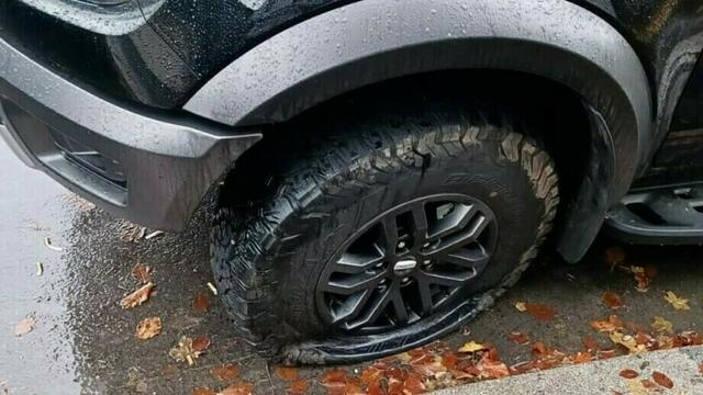 Die Gruppe "The Tyre Extinguishers" hat bereits in Wien und Wiener Neustadt zugeschlagen – bei Dutzenden SUV ließen die Klimaaktivisten die Luft aus. | Foto: zeitungsfoto.at