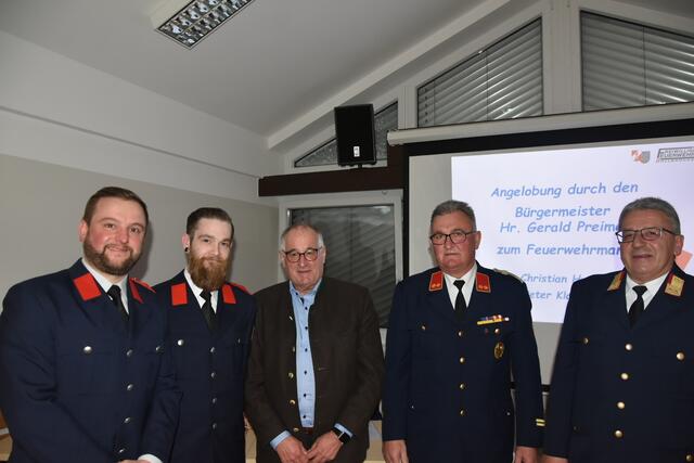 Beförderung zum Feuerwehrmann. Ein stolzer Moment für die engagierte Einsatzkraft auf dem Weg zu neuen Herausforderungen: Peter Klammer und Christian Hundt | Foto: FF Möllbrücke