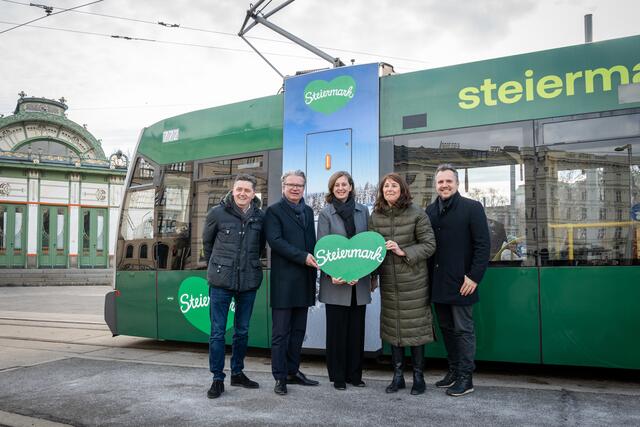 Präsentieren die Steiermark-Bim am Wiener Karlsplatz: Bernd Schönegger (Ankünder), Landeshauptmann Christopher Drexler, Landesrätin Barbara Eibinger-Miedl, Andrea Groh (Gewista) und Michael Feiertag (GF Steiermark Tourismus und Standortmarkerting) | Foto: Steiermark Tourismus/Jesse Streibl