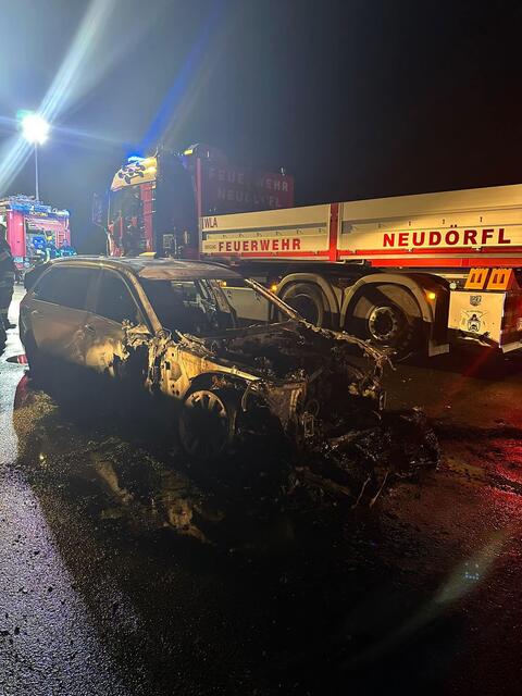 Das Fahrzeug musste von der Fahrbahn gebracht werden, nachdem es brannte | Foto: Feuerwehr Neudörfl