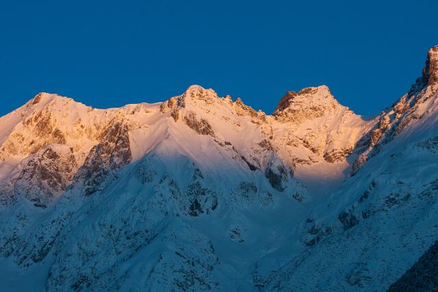 Bild # 2105: Morgenrot vom Dawinkopf bis zur Parseierspitze kündigen einen herrlichen Schitag an.  | Foto: © by Ing. Günter Kramarcsik