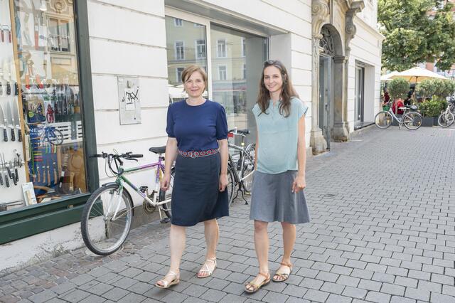 Hitzig: Das Zu-Fuß-Gehen weiter attraktivieren und die Wege in Graz kürzer zu machen, sind die Vorhaben, die Vizebürgermeisterin Judith Schwentner (l.) und Fußgängerinnen- und Fußgängerbeauftragte Renate Platzer mit dem Masterplan Gehen verfolgen. | Foto: Foto Fischer
