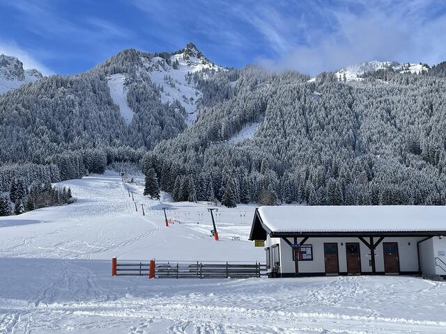 Die Bügel hängen, die Pisten sind weiß, derzit aber nicht präpariert. Nur wer selber hinaufgeht, kann derzeit die Piste hinunterfahren. | Foto: Reichel