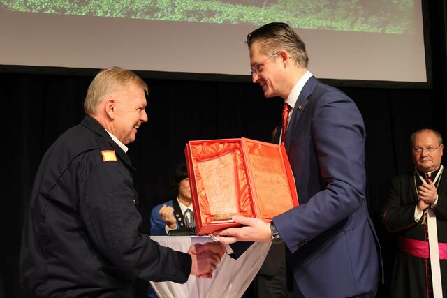 Brandrat Josef Angelmayer von der Freiwilligen Feuerwehr hob die große Wertschätzung Schmuckenschlagers für das Ehrenamt hervor und überbrachte auch im Namen des Landesbranddirektors Grüße sowie Geschenk. | Foto: Stadtgemeinde Klosterneuburg