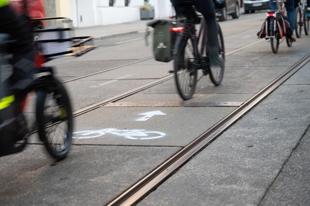 Die Bodenmarkierungen sollten zeigen, wo Fahrradfahrende mit sicher unterwegs sind. | Foto: Radeln in Döbling