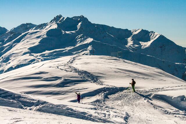 Bild # 6030: perfekter Schitag am Krahberg Richtung Westen gesehen. Im Vordergrund der Thialkopf (2.374 m) und im Hintergrund der höchste Berg des Urgtals  der Rotpleiskopf (Samnaun- Gruppe) mit 2.936 m. | Foto: © by Ing. Günter Kramarcsik