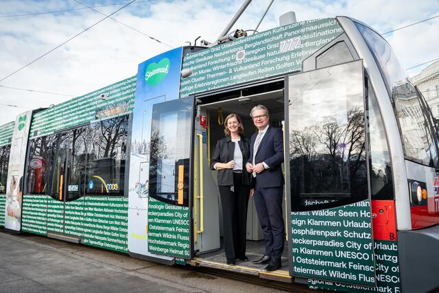 Alles einsteigen! Landeshauptmann Christopher Drexler und Landesrätin Barbara Eibinger-Miedl mit der grünen Steiermark-Straßenbahn am Wiener Karlsplatz | Foto: Steiermark Tourismus/Jesse Streibl