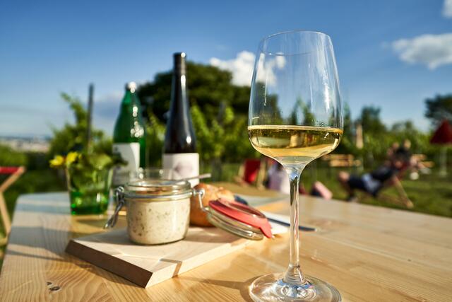 Wein und Buschenschank-Schmankerl gibt es vom Traditions-Winzer Wieninger. | Foto: Herbert Lehmann / picturedesk.com