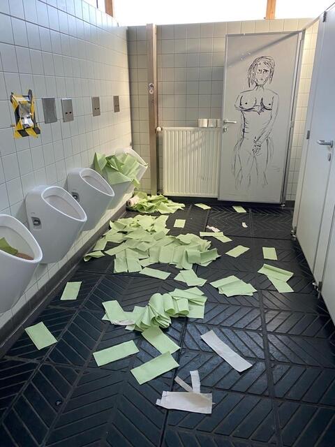 Bilder wie diese sind keine Seltenheit. Erst kürzlich wurde das öffentliche WC neben dem Eislaufplatz in Leibnitz wieder verwüstet. | Foto: RMA