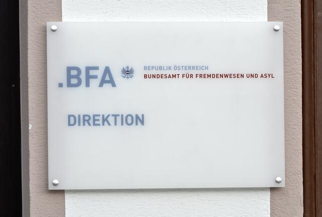Das Bundesamt für Fremdenwesen und Asyl rechtfertigt die Festnahme und Abschiebung von Hamza U. Sein Anwalt widerspricht den Aussagen jedoch. | Foto: HERBERT NEUBAUER / APA / picturedesk.com