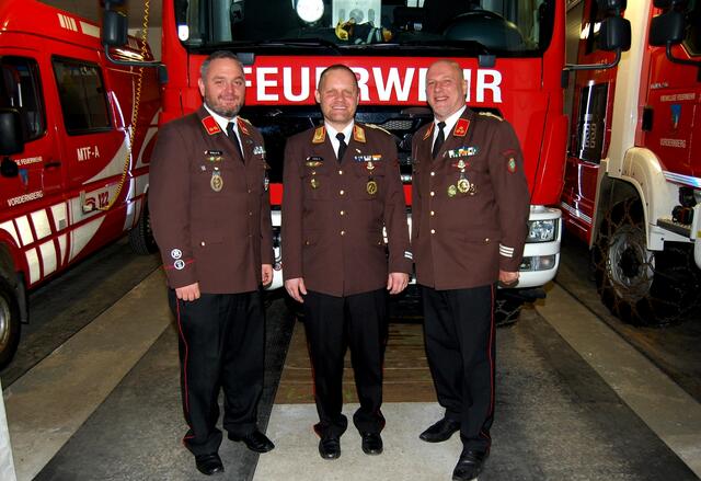 Abschnittsfeuerwehrkommandant ABI Andreas Köck (Mitte) mit dem Vordernberger Kommando OBI Dieter Wally (li.) und HBI Christian Lanner. | Foto: BFV Leoben/Tomsits