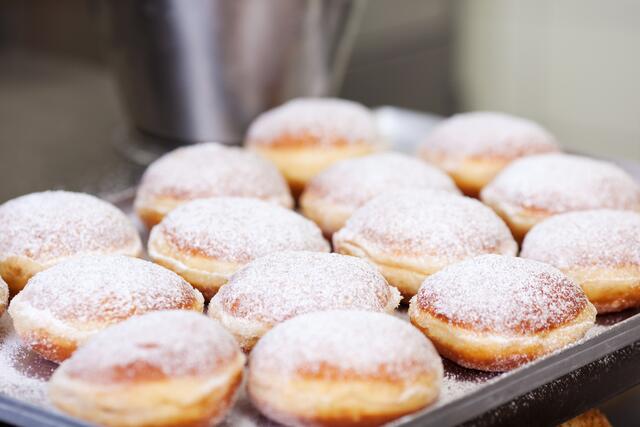 Auch in diesem Jahr versorgen die Kiwanis Damen wieder mit frischen Krapfen. | Foto: adobe.stock.com/contrastwerkstatt