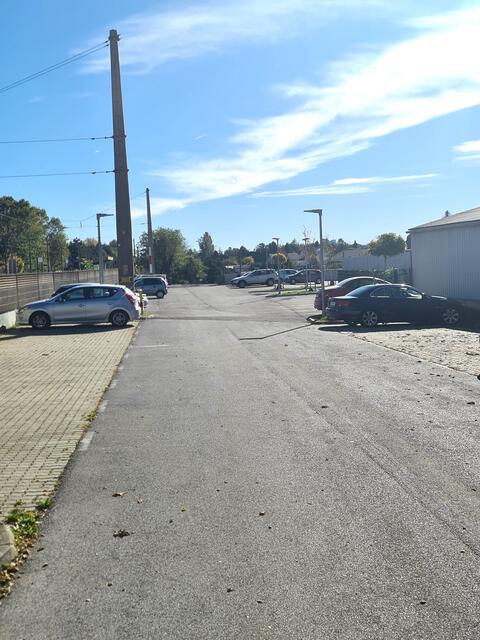 Parkplätze wie dieser könnten künftig mit einer PV-Überdachung "Strom erzeugen". Versiegelte Böden bekommen somit einen neuen Nutzen und Schatten für parkende Autos ist auch nicht zu vernachlässigen. | Foto: NEOS Langenzersdorf