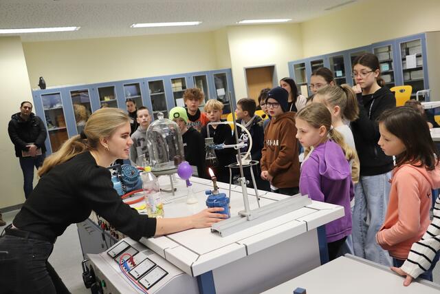 Destilliert man Cola, trennt sich Wasser von Zucker und Farbstoffen, erklärte Elisabeth Ernst im Physiksaal der MS Kalsdorf. | Foto: Edith Ertl