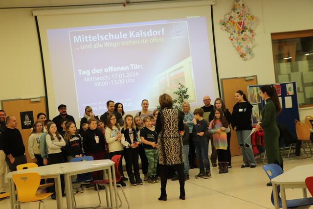 MS-Dir. Gertrud Hohenegger bei der Begrüßung von Schulklassen aus dem Schulsprengel Kalsdorf und Werndorf.  | Foto: Edith Ertl