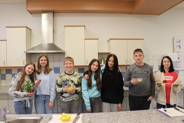 Die Schüler der MS Kalsdorf erwiesen sich als charmante Gastgeber. Hier ein Team in der Schulküche, das die Gäste mit einer Jause versorgte.  | Foto: Edith Ertl