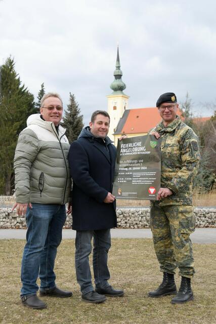 v.l.n.r: Vizebürgermeister Werner Kurz, Bürgermeister Alexander Gary, Oberstleutnant Herwig Graf (AAB3) | Foto: Dietmar Bodensteiner