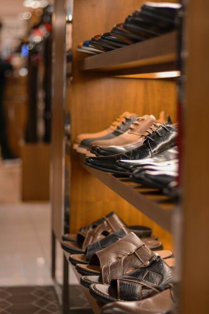 Das Schuhgeschäft Högl auf der Mariahilfer Straße 55 muss mit Ende Jänner schließen.  | Foto: Gio Rey Tabernero auf Unsplash