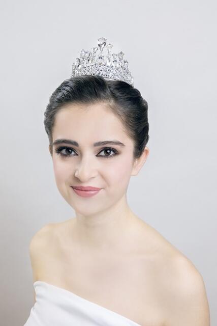 Kaiserlicher Anmut will Swarovski mit den Opernball-Debütantinnen mit der diesjährigen Tiara verschaffen.   | Foto: Swarovski/Jürgen Hammerschmid