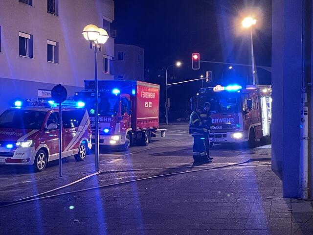 Die Feuerwehr im Einsatz in der Ringmauergasse am Mittwochabend. | Foto: MeinBezirk.at
